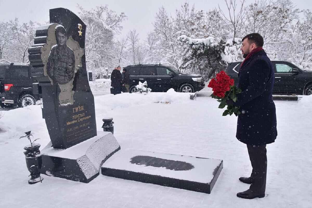 В третью годовщину гибели Михаила Толстых (Гиви) глава ДНР Денис Пушилин почтил память Героя...