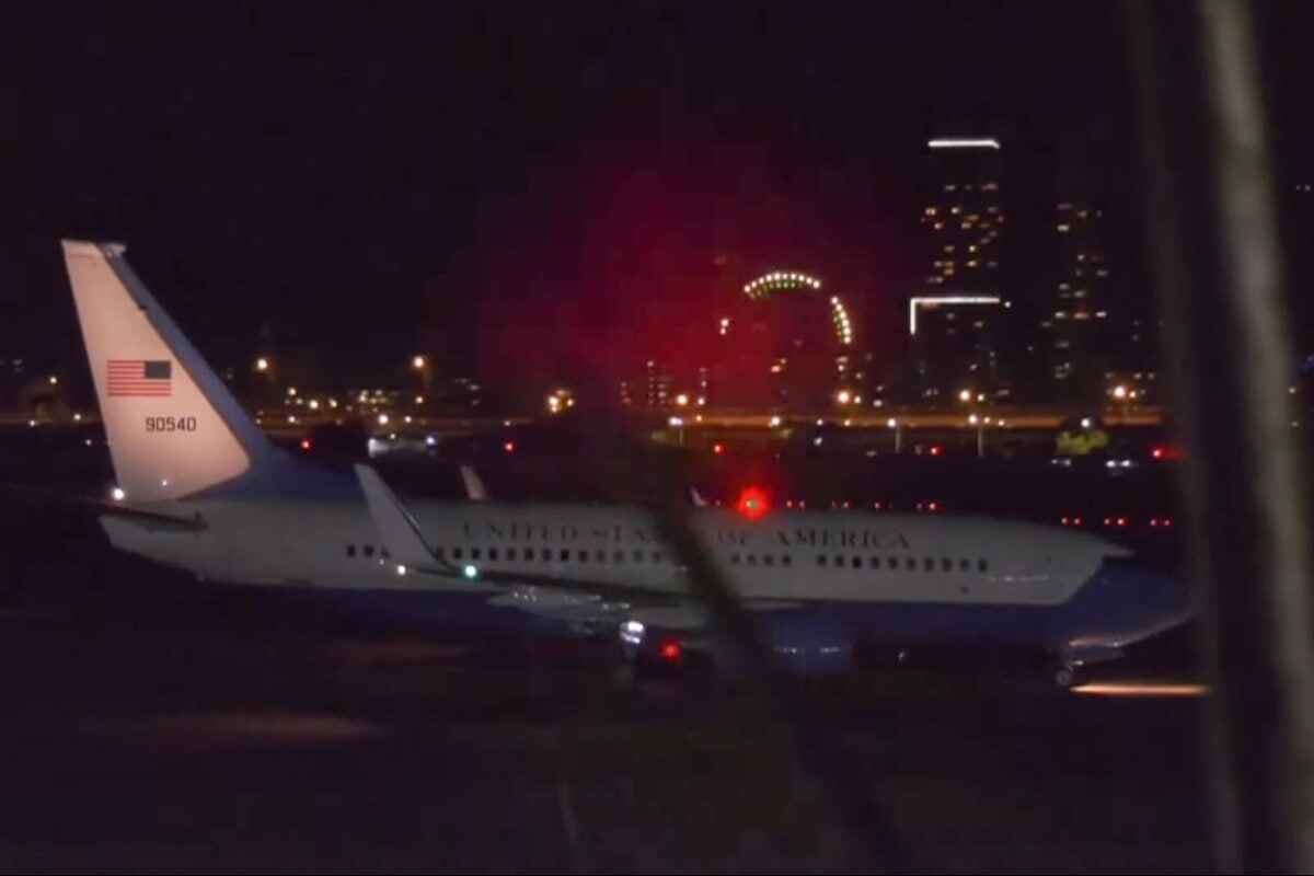 тайване самолета. трап самолета. Boeing c-40 clipper фото. тайвань самолет. посаженный самолет.